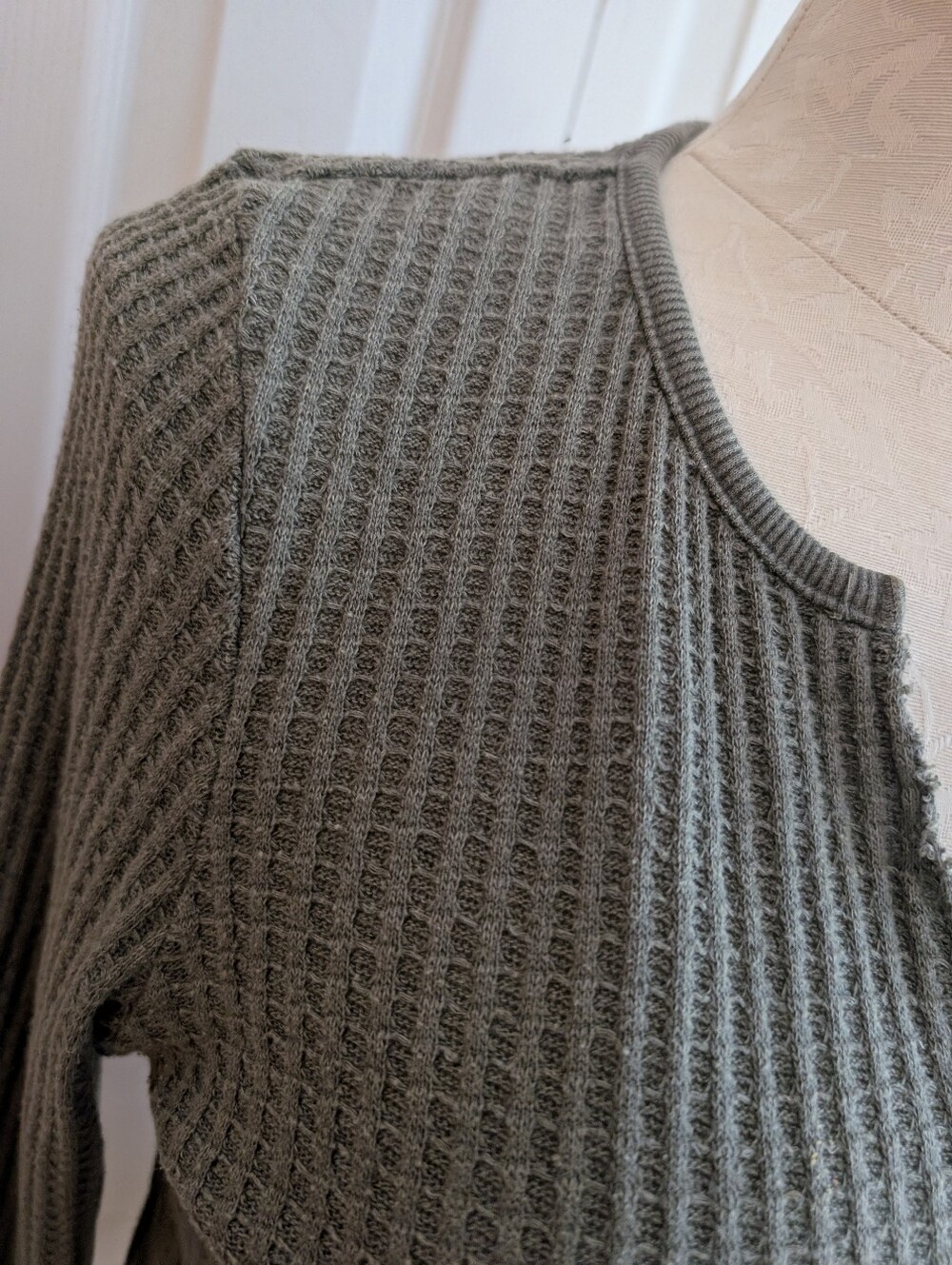 Frye & CO Waffle-Knit Olive Green Graphic Long-Sleeve Top Size XL - Picture 2 of 8